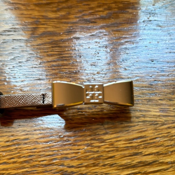Tory Burch skinny belt. Silver bow buckle. Excellent used condition. Size XXS. - Picture 4 of 7